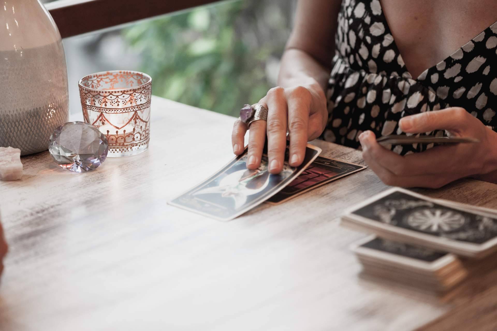 Tarot gratis durante 5 minutos por los profesionales de Tarot de Luz María