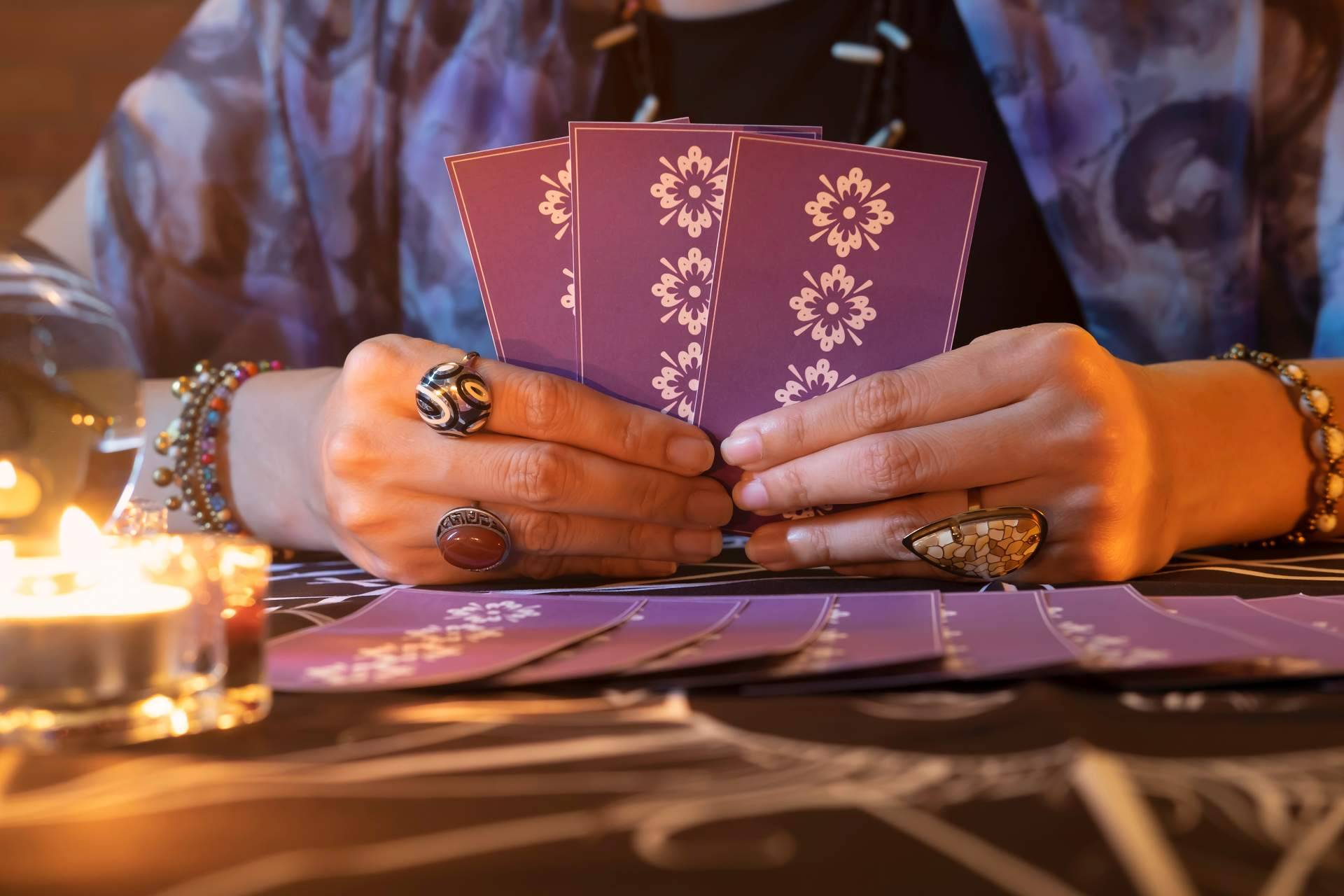 Videntes verdaderas, buenas y económicas que atienden las 24 horas del día: Universo del Tarot