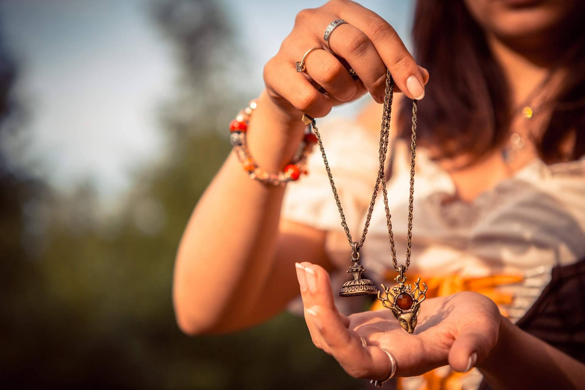 ¿Dónde encontrar una vidente recomendada experta en la adivinación con amuletos y talismanes?: Alicia Caballero