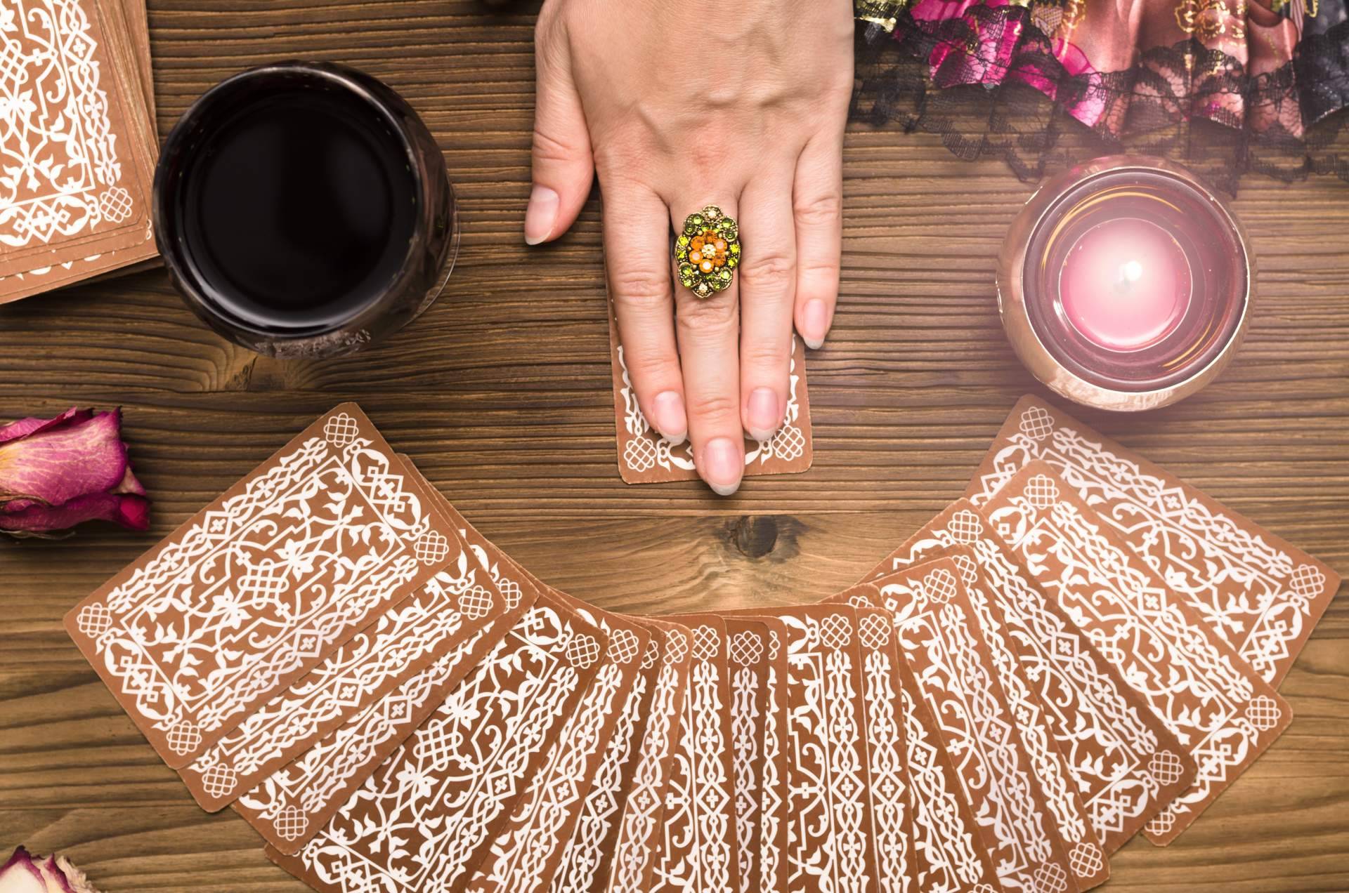 Tarotistas y videntes económicas y buenas en Universo del Tarot