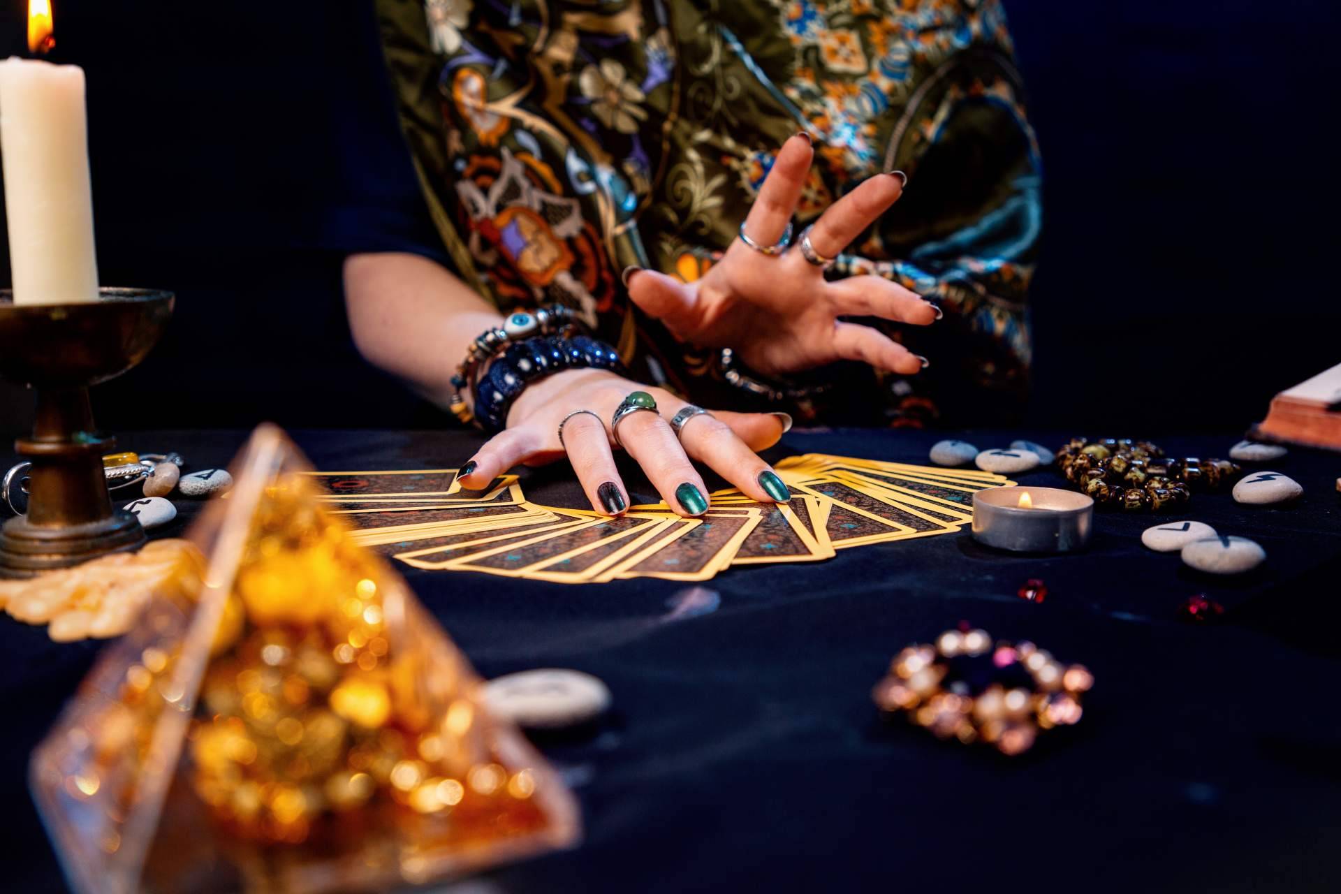 ¿Cómo realizar consultas al gabinete Astros 7 y utilizar el Tarot Bizum?