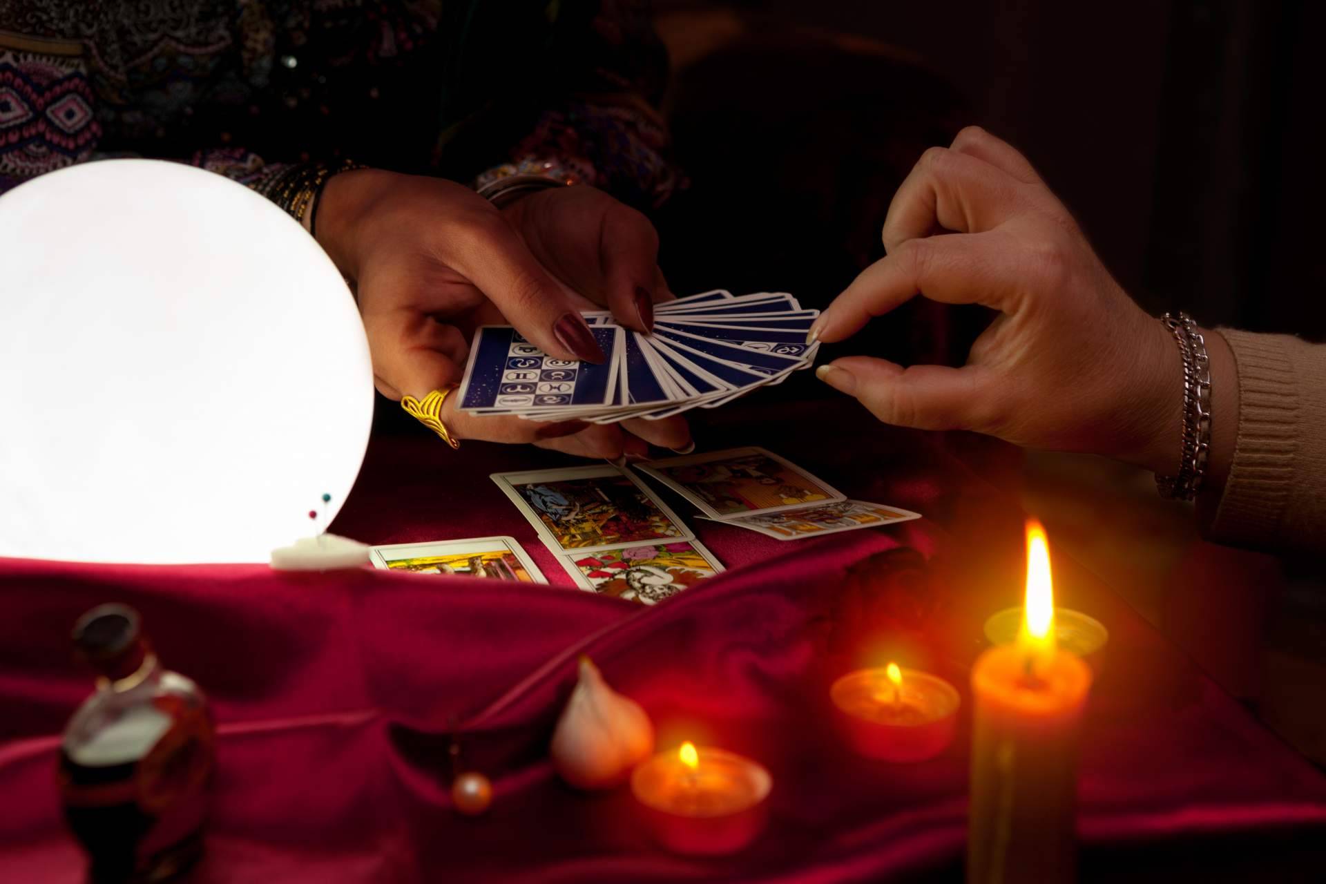 El tarot de Manuela Moreno y su equipo de videntes profesionales está disponible en La Casa del Tarot y Videncia