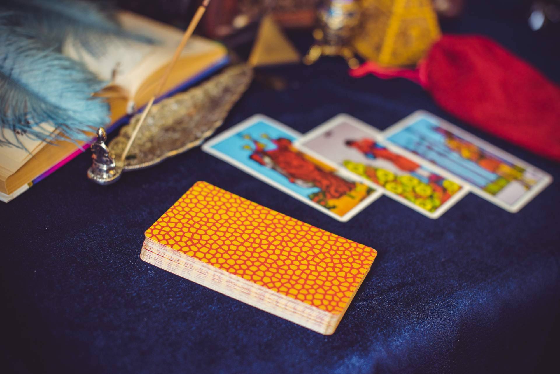 En asuntos amorosos, TarotAmor-TarotFiable ofrece un servicio de tarot fiable del amor para ayudar y asesorar a sus clientes, vía telefónica