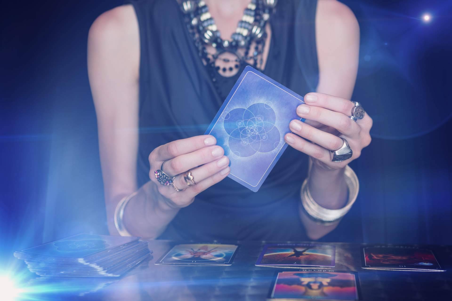 El servicio para hablar con videntes económicas, Tarot Económico de Rosario