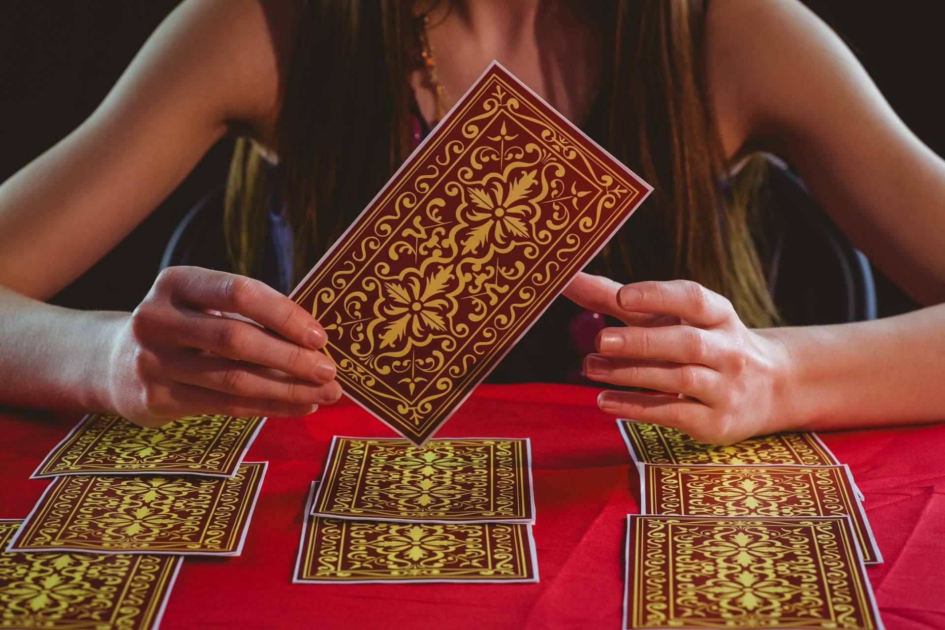 Resolver dudas sobre relaciones sentimentales gracias al tarot