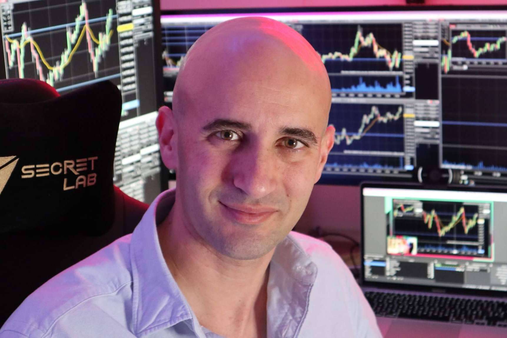 Víctor Gómez, el primer trader que invierte en directo desde 2014