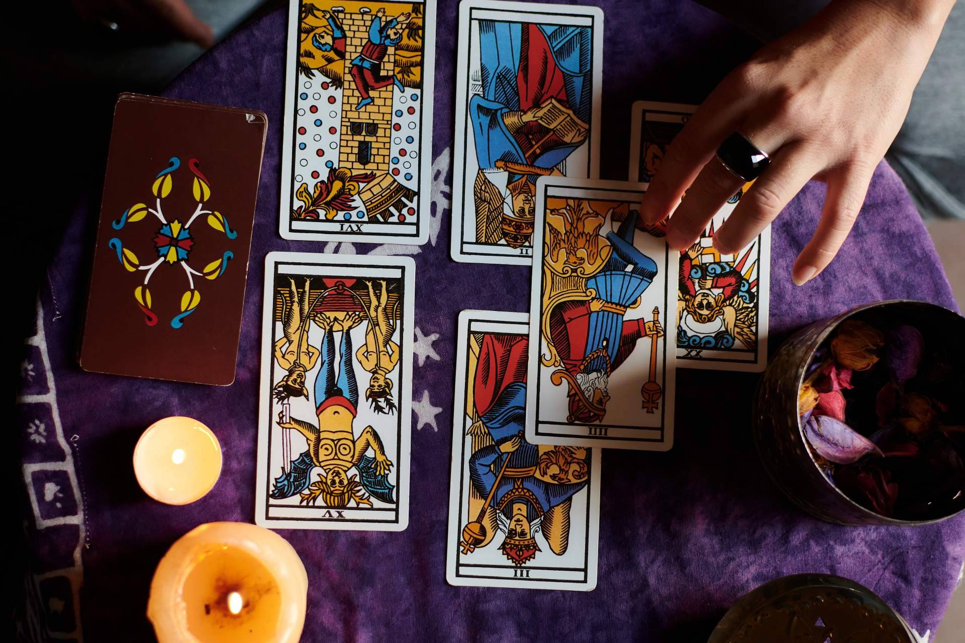 ¿Cuáles son los retos de los profesionales del tarot para generar confianza? Fiscalidad vs economía sumergida