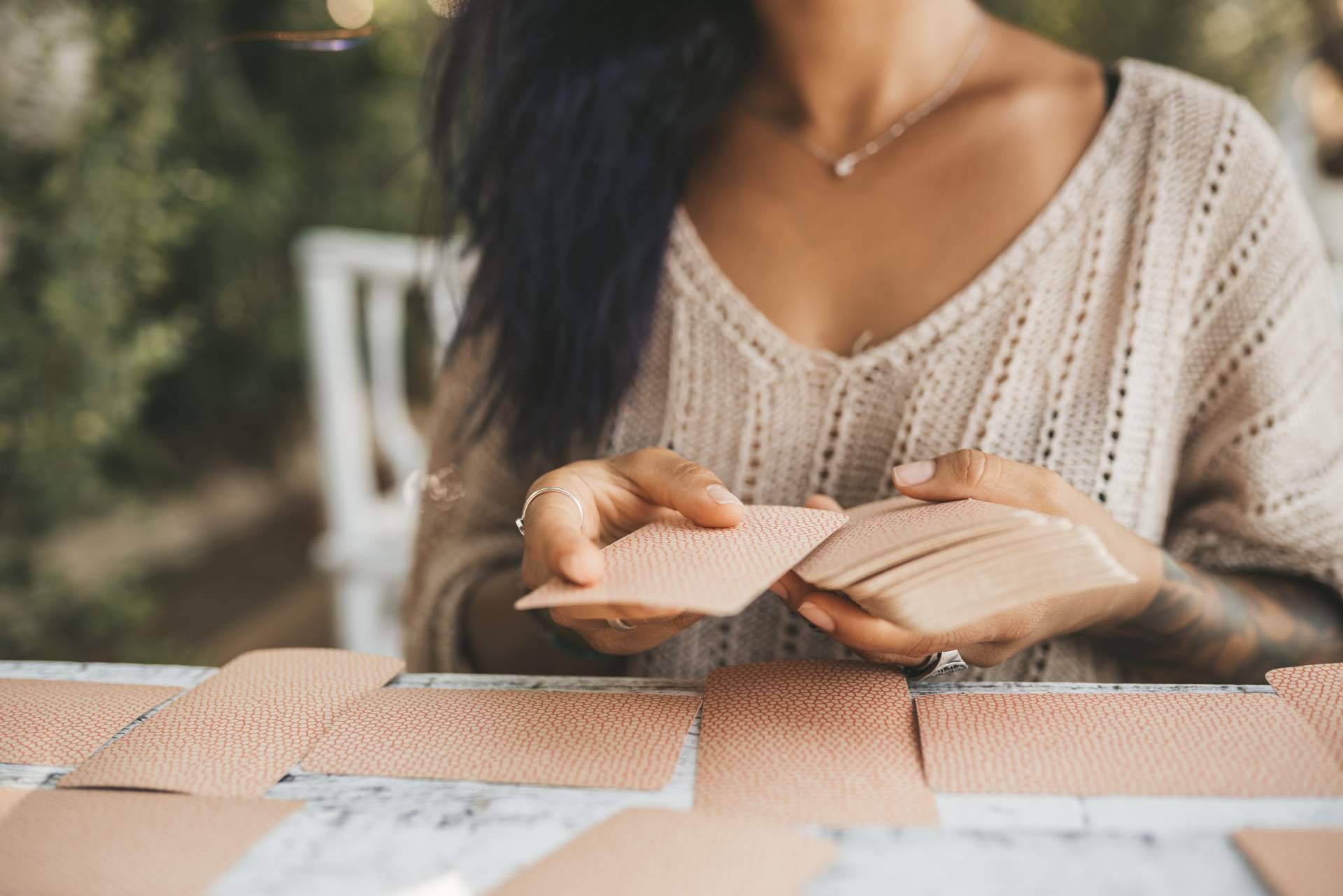 Alicia Caballero, la vidente natural que ejerce sus dotes a través del tarot, la baraja española y el péndulo