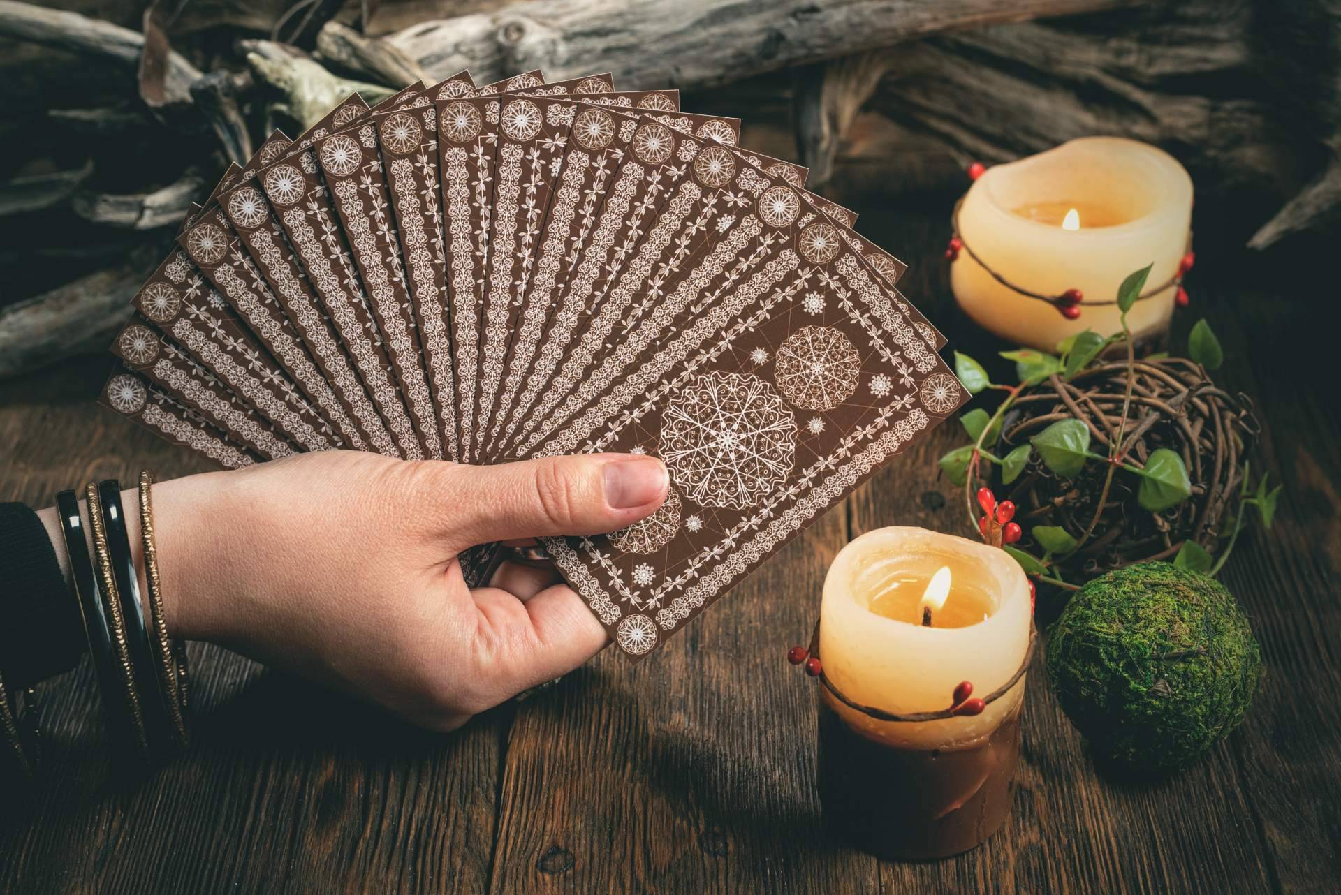 El arte de la tirada de tarot de una vidente de nacimiento, Manuela Moreno