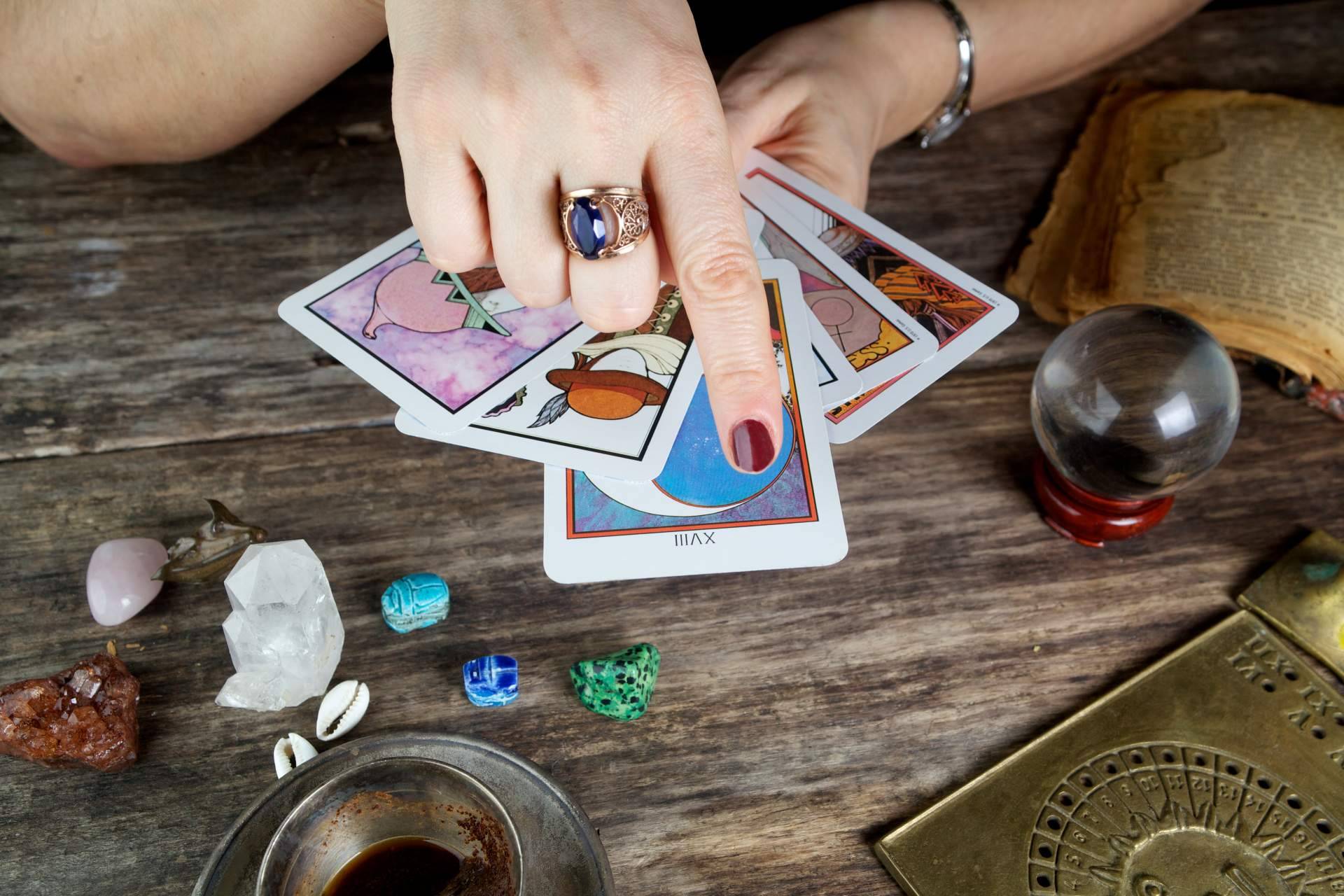 Los beneficios del tarot por chat, según Manuela Moreno