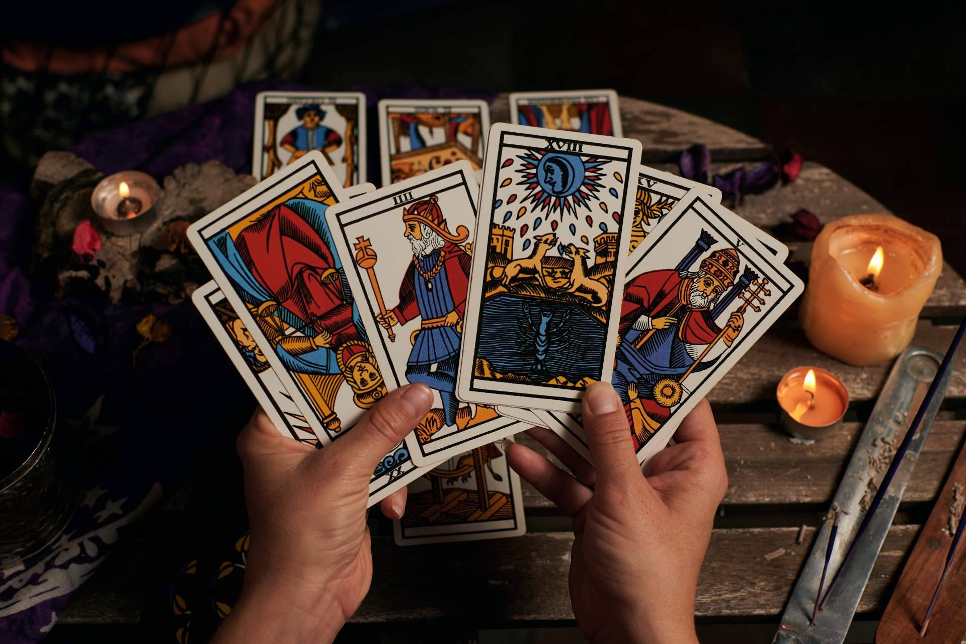 Manuela Moreno, la maestra del tarot y la videncia, ayuda con el crecimiento personal