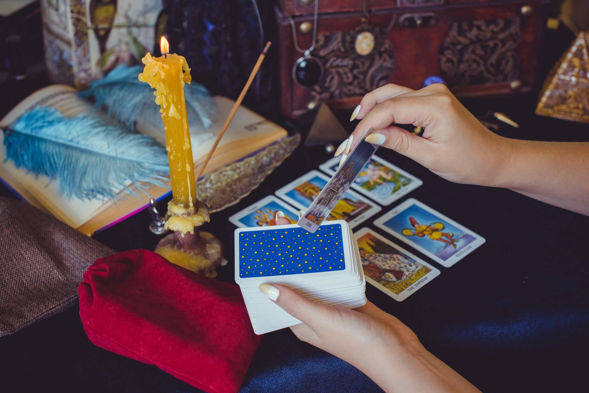 Los profesionales de la lectura de cartas del tarot de Futuro y Videncia