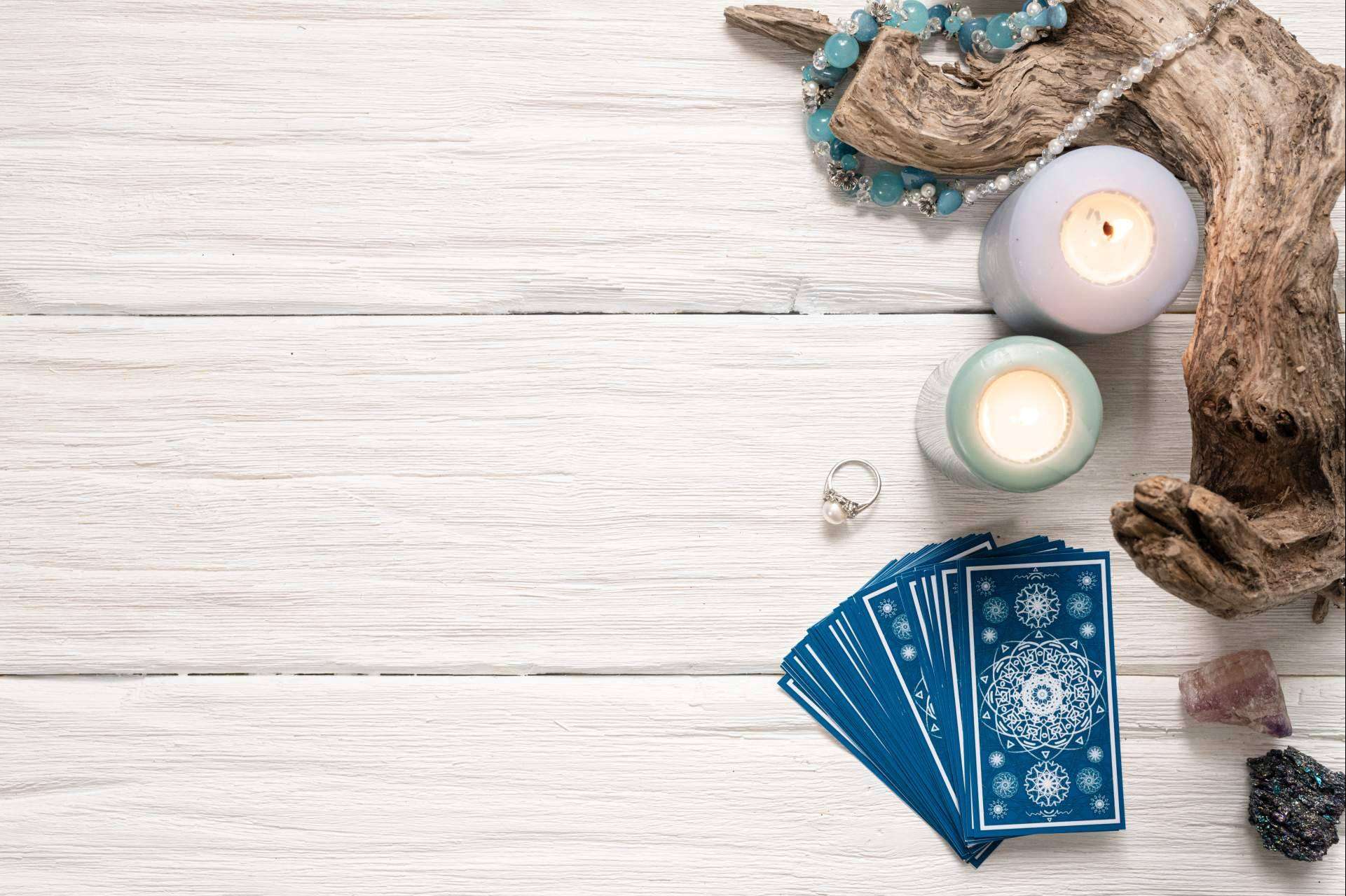 Consulta de tarot a través del teléfono geográfico con Dama Mágica