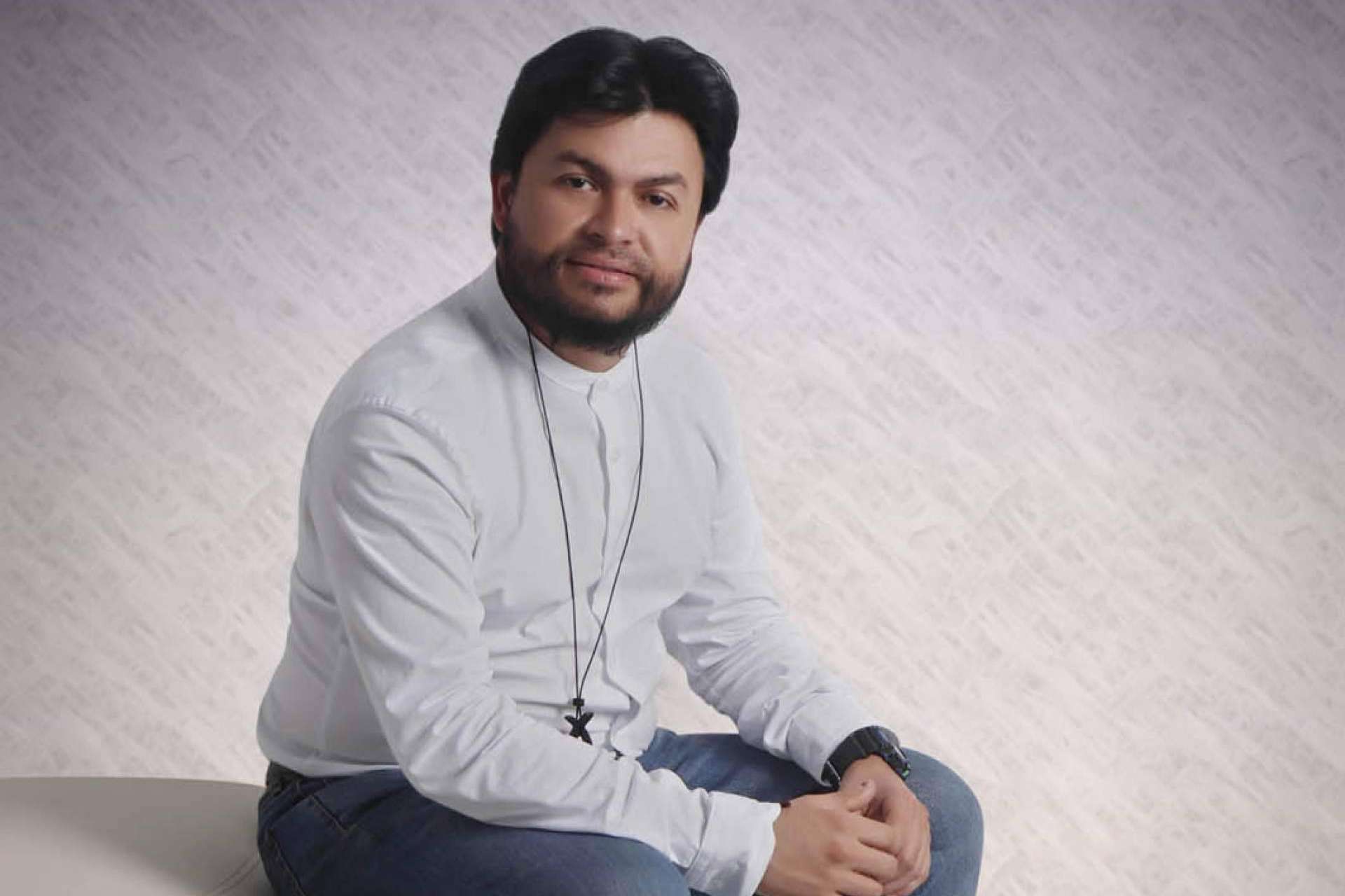 El sacerdote católico Camilo Cardozo promueve una guía espiritual para el desarrollo personal