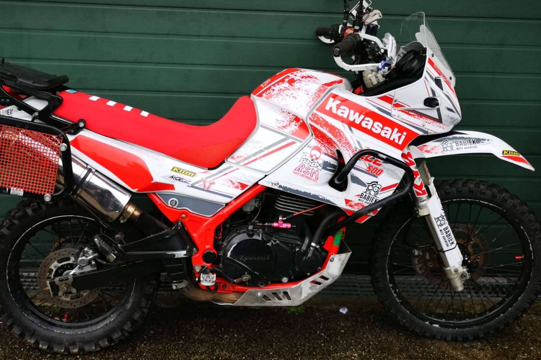 ADHESIVOSEMBARRADOS lanza pegatinas para moto de alta resistencia con diseños personalizables